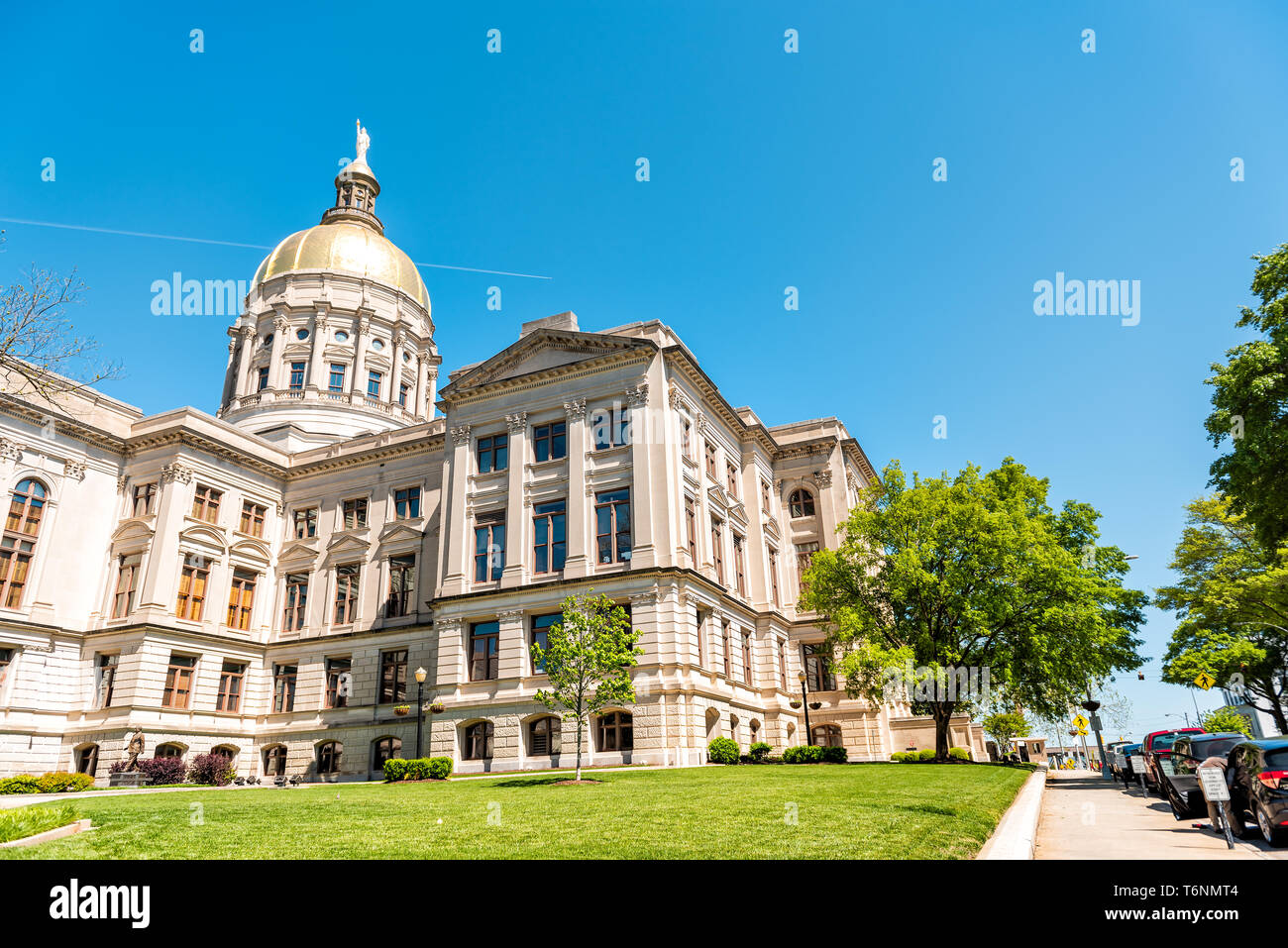 Atlanta, USA - 20. April 2018: Außen State Capitol Building in Georgien mit Green Park Eingang und goldenen Kuppel Stockfoto