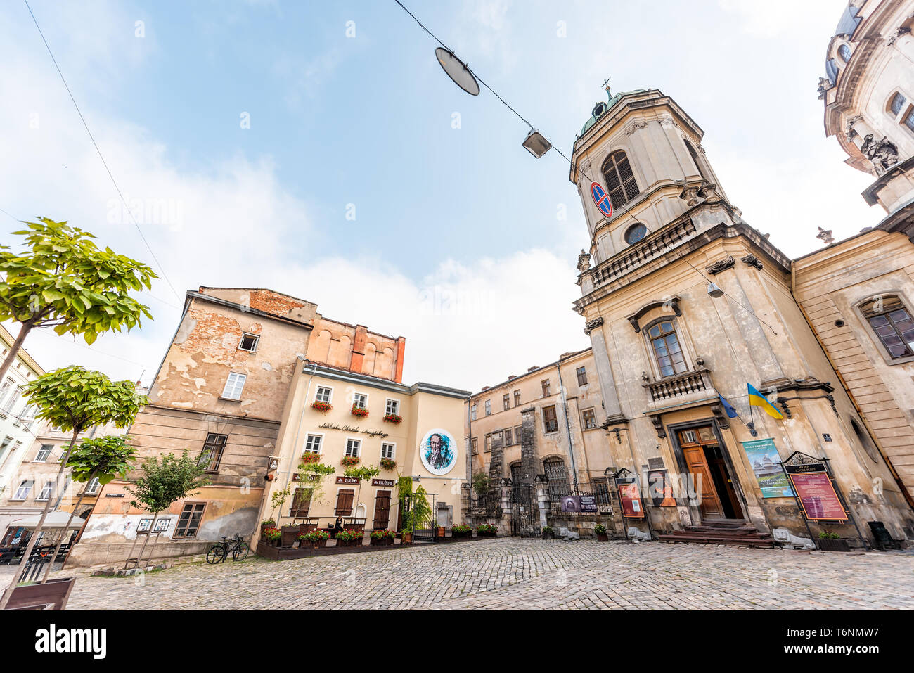 Lemberg, Ukraine - August 1, 2018: Dominikanische kirche kathedrale Fassade im historischen Ukrainischen polnischen Lvov Stadt während des Tages auf der Straße mit Kopfsteinpflaster Stockfoto