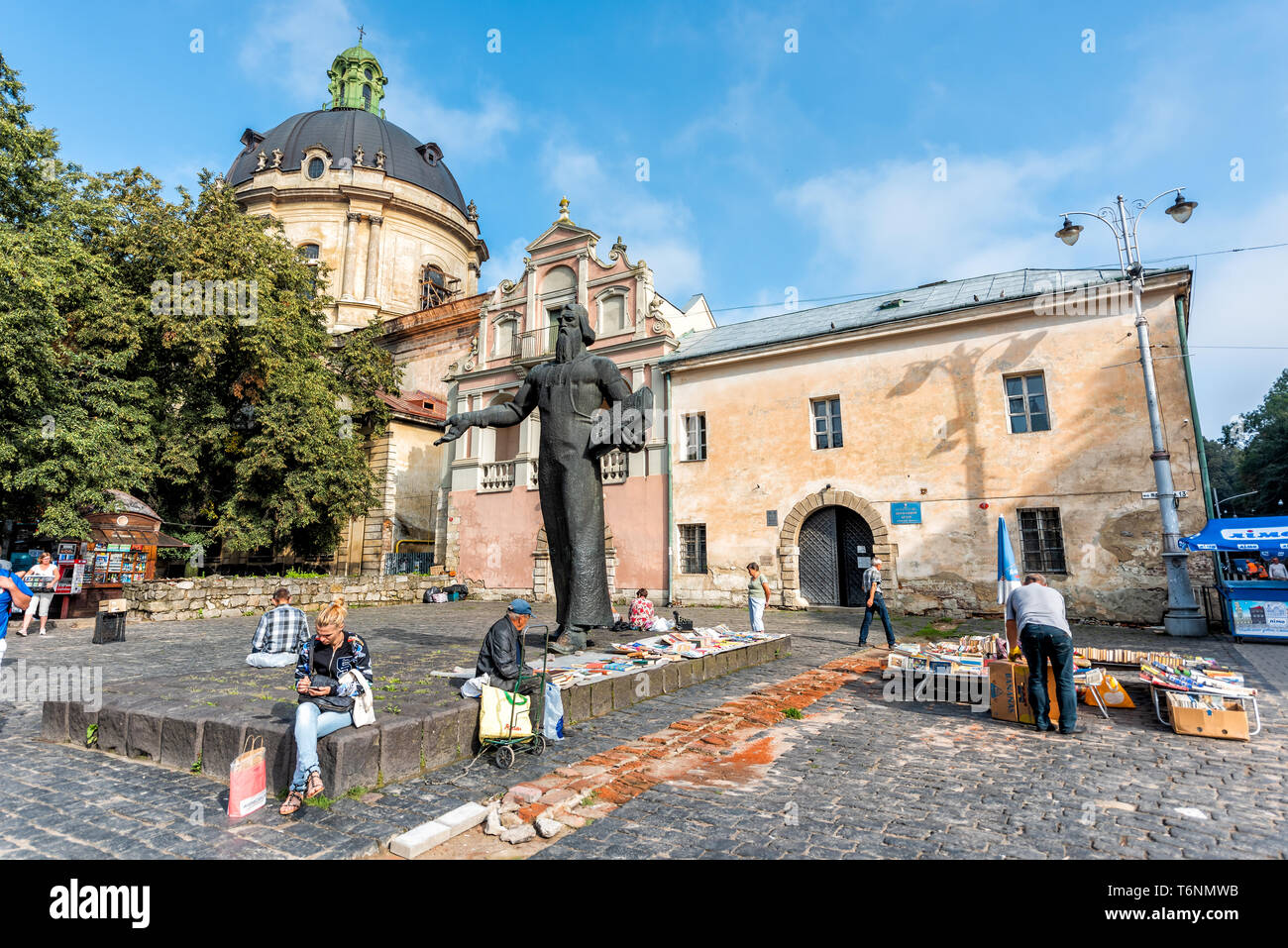 Lemberg, Ukraine - August 1, 2018: Altstadt und Iwan Fjodorow Statue auf Muzeina square Bloshynyy Knyzhkovyy Rynok Straße in der Stadt bei Tag Stockfoto
