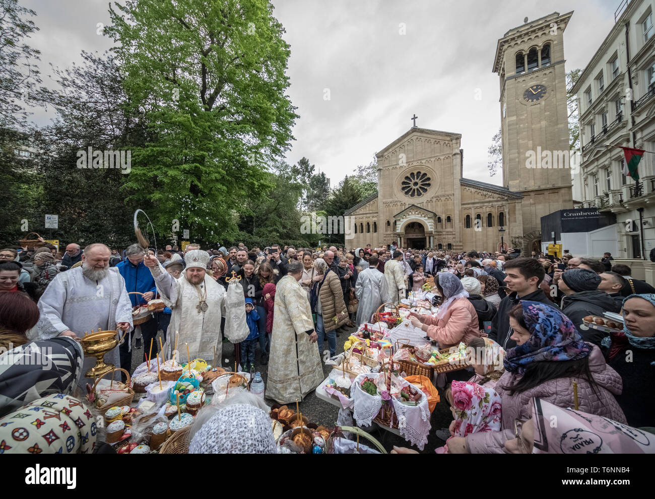 Russisch-orthodoxe Ostern feiern und Segen an der Russischen Kirche in Knightsbridge, London, UK. Stockfoto