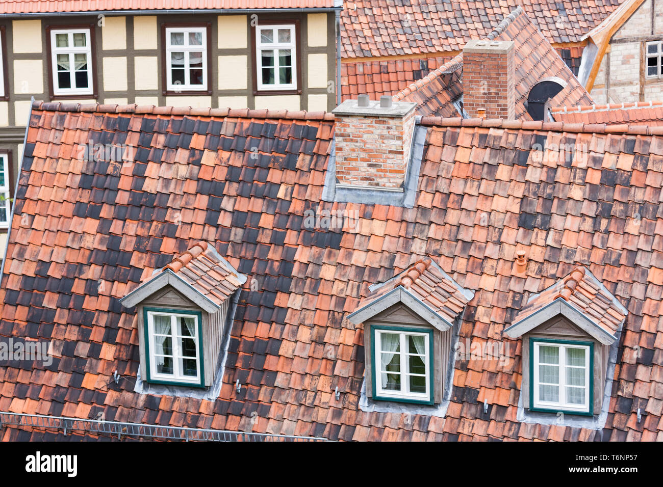 Roten Ziegeldächern und Dachgauben von Quedlinburg, Deutschland Stockfoto
