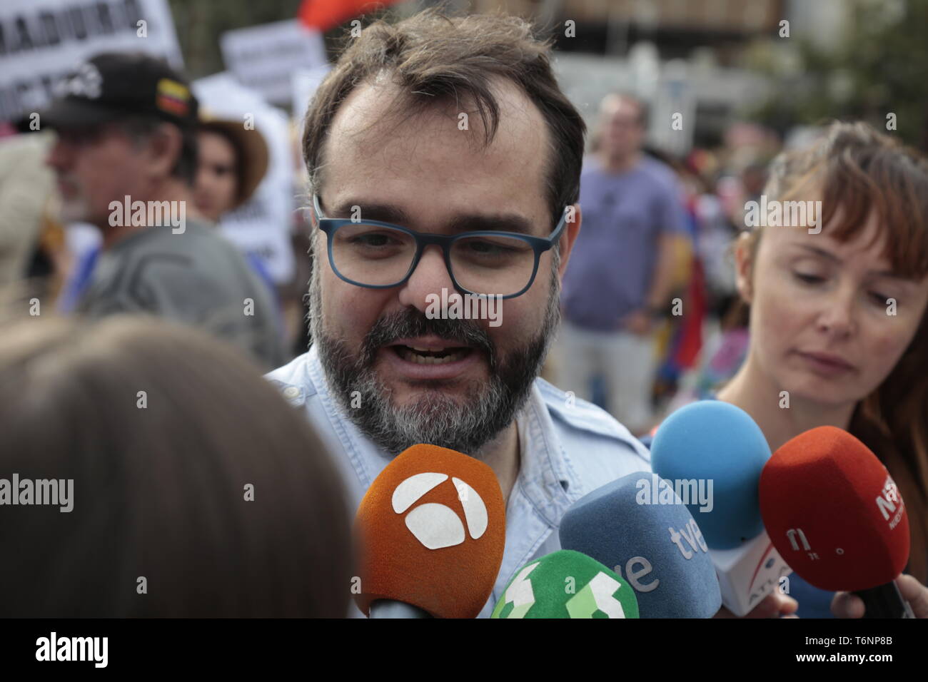 José Ignacio Guédez, diplomatische Vertreter von Venezuela Libre, beobachtet, als er zu den Medien während des Protestes. Hunderte von venezolanischen Exil in Spanien sind in der Plaza de Colón in Madrid konzentriert. Sie fordern das Ende des Mandats von Nicolas Maduro, so dass Juan Guaidó den Prozess der freien und demokratischen Wahlen führen kann. Stockfoto