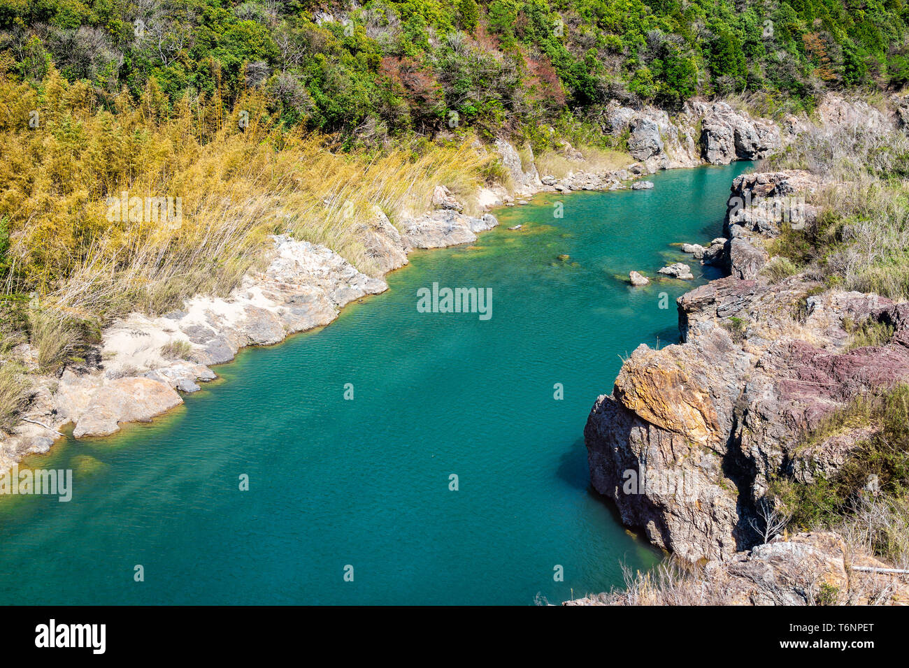 Emerald Blau und Grün Hida Fluss hohen Winkel Luftaufnahme Perspektive im Frühling in der Nähe von Gero Onsen Stadt in der Präfektur Gifu in Japan Stockfoto