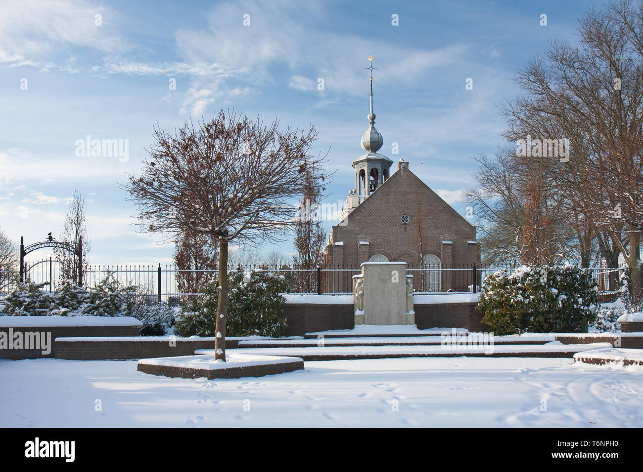 Alte niederländische Kirche mit Friedhof im Winter Stockfoto