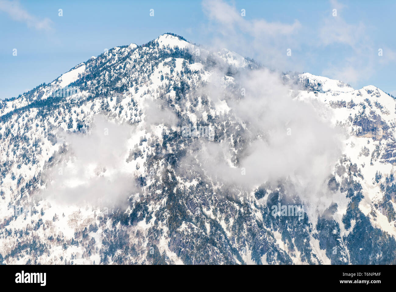 Berg mit Wolken und Schnee in Dörfern Okuhida Shinhotaka Seilbahn in der Präfektur Gifu, Japan park mit blue sky Frühling Stockfoto