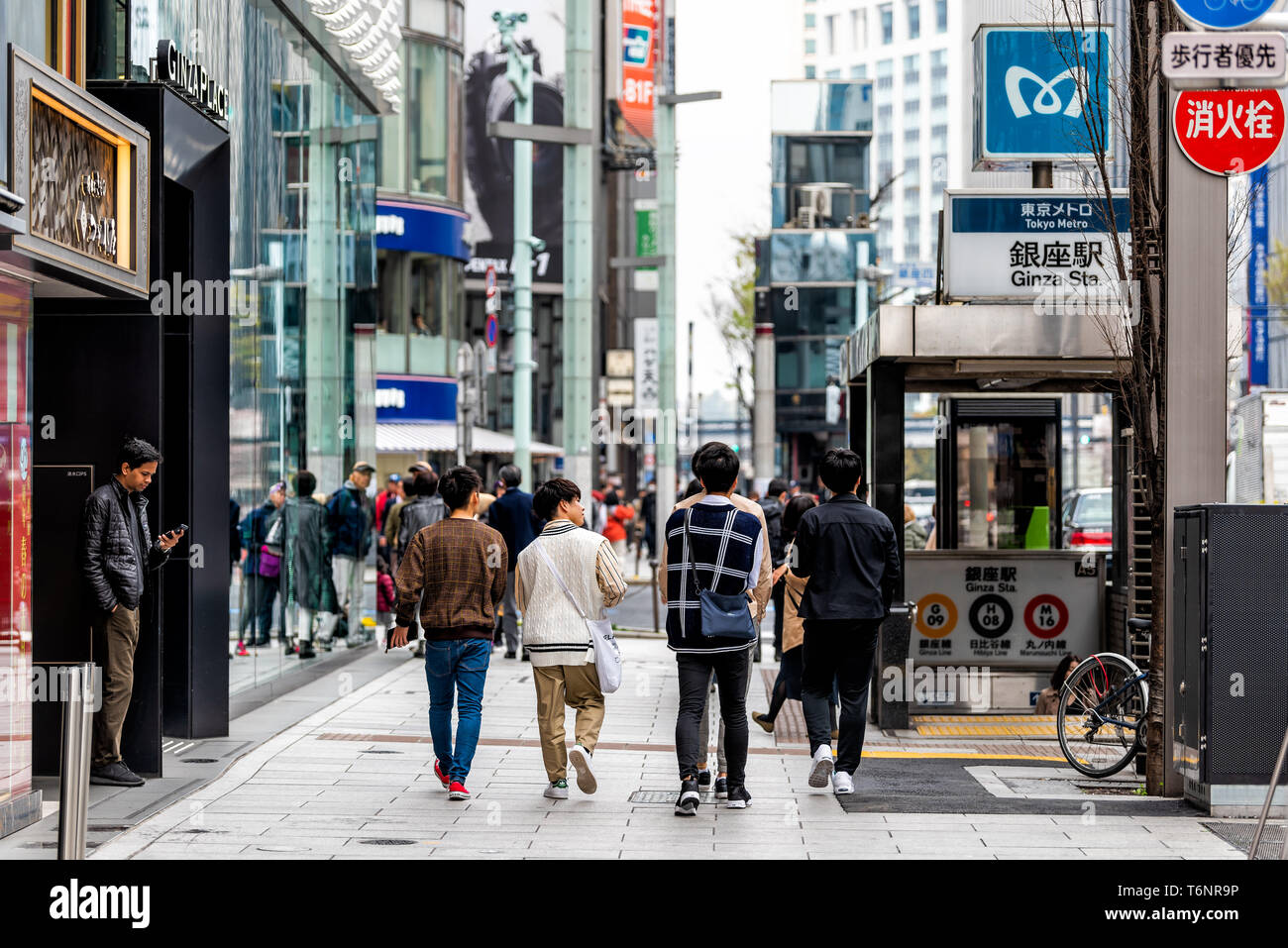 Tokyo, Japan - 31. März 201: Ginza Stadtteil mit Menschen zu Fuß auf dem Bürgersteig mit der U-Bahn station Eingang Stockfoto