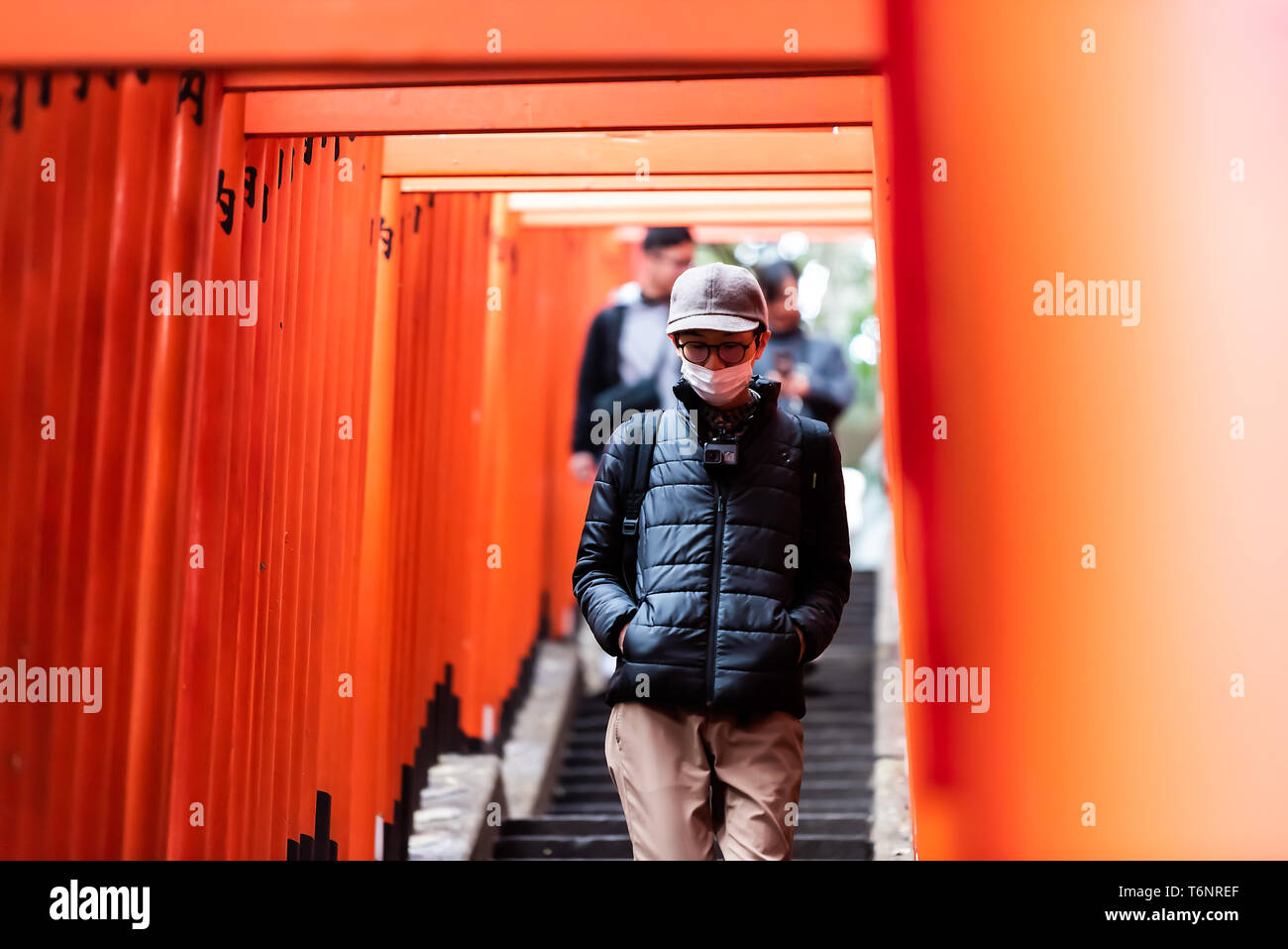 Tokyo, Japan - 31. März 2019: Hie schrein Tor Eingang Treppe Schritte weg mit Mann in der Maske nach unten wandern in Akasaka Bezirk Stockfoto