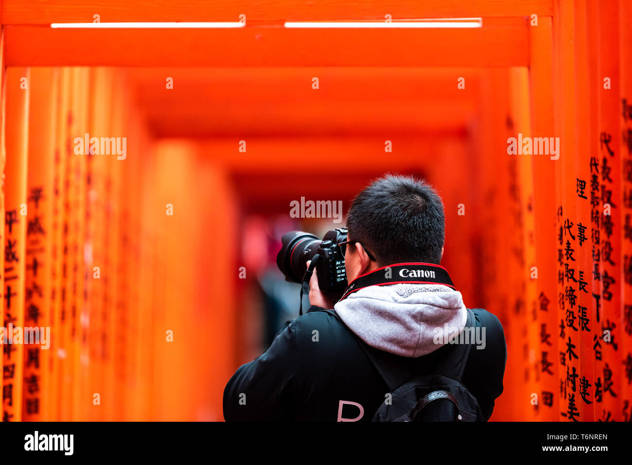 Tokyo, Japan - 31. März 2019: Hie schrein Tor Eingang Treppe Schritte weg mit Mann, Fotograf, Bild unten mit Kamera in Akasaka Bezirk ar Stockfoto