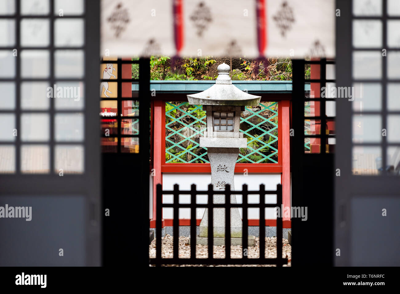 Tokyo, Japan - 31. März 2019: Shinto Tempel in der Nähe Hie schrein Eingang mit Schiebetüren Türen Papier, Stein Laterne in Garten und niemand Stockfoto