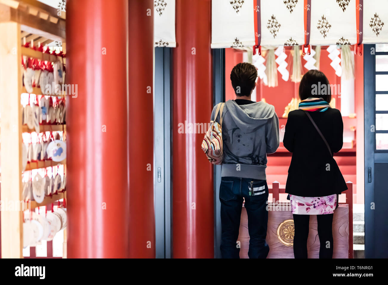 Tokyo, Japan - 31. März 2019: Shinto Tempel in der Nähe Hie schrein Eingang withback der jungen Ehepaar am Altar im inneren Beten Stockfoto