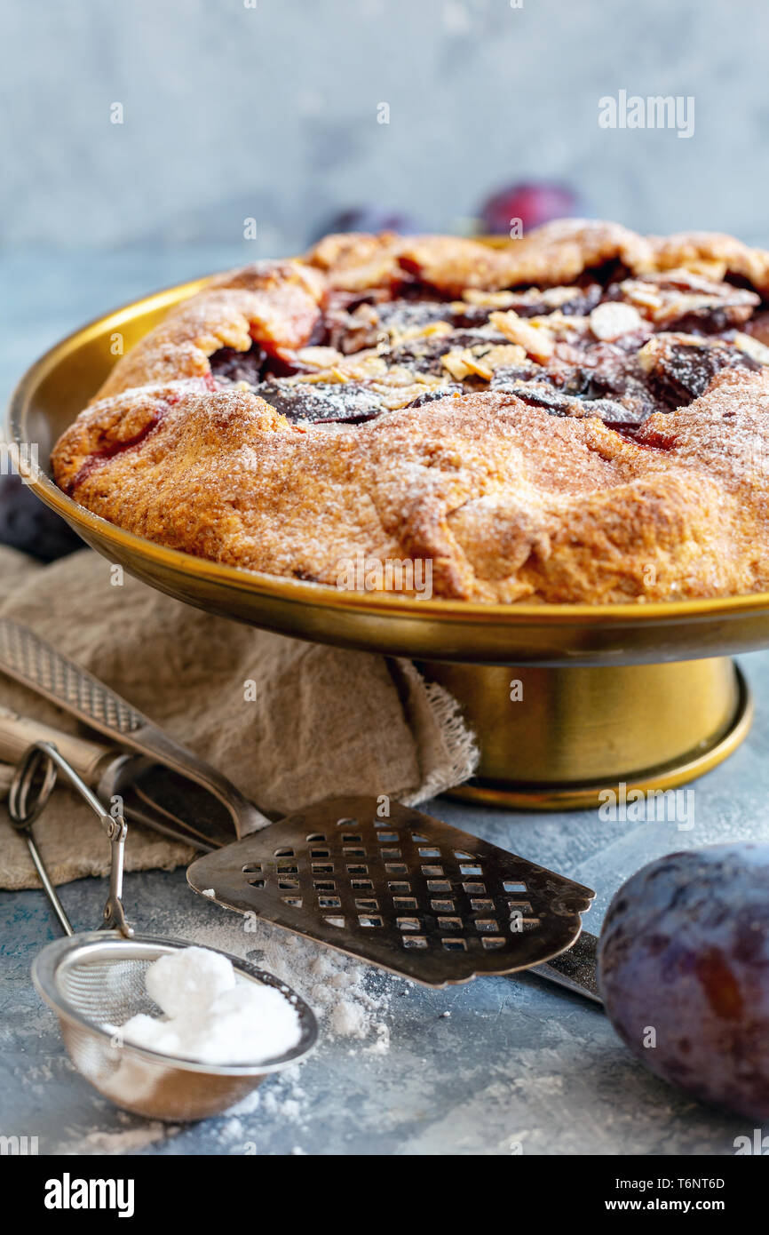 Hausgemachte Kuchen mit Pflaumen, Zimt und Mandeln Flocken. Stockfoto