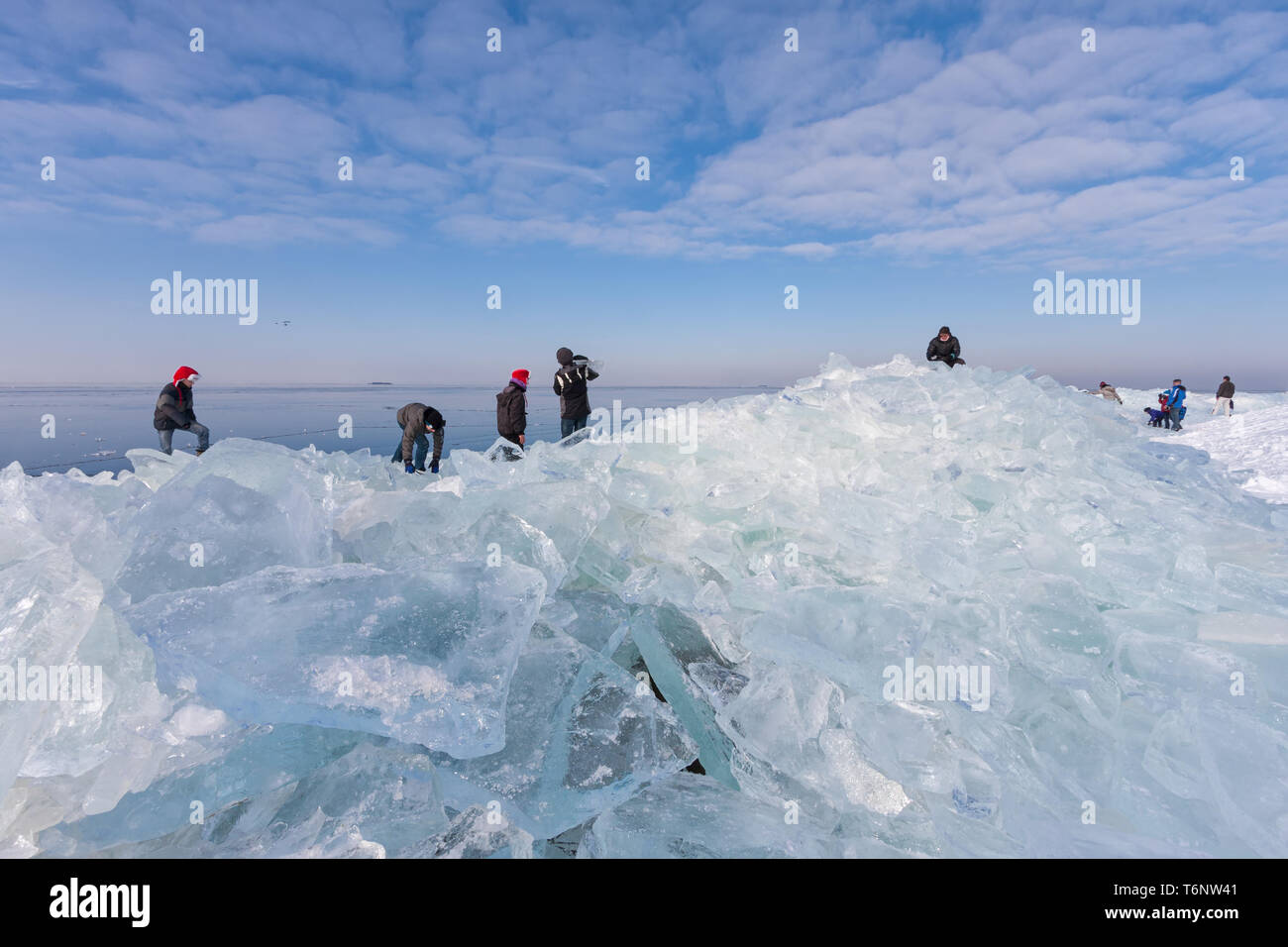 Gefrorene Meer in der Nähe der niederländischen Küste und Leute erkunden Drifting Eis Stockfoto