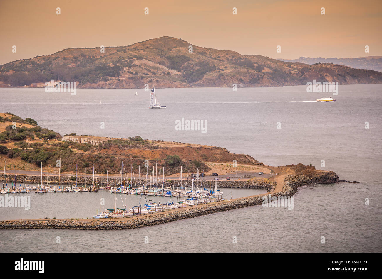 SAN FRANCISCO, Kalifornien - 2015, Juli 01: Crissy Field, Ansicht von der Golden Gate Bridge, Marina, Schiffe und Boote Stockfoto