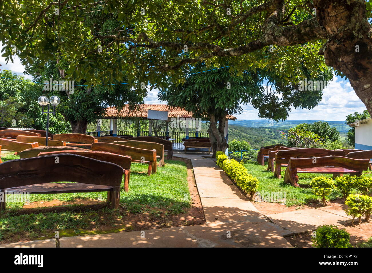 Abadiania, Goias, Brasilien - 30. März 2019: Casa de Dom Inácio de Loyola, Abadiania, Goias, Brasilien Meditation im Freien statt und die leeren Straßen der Stadt Stockfoto