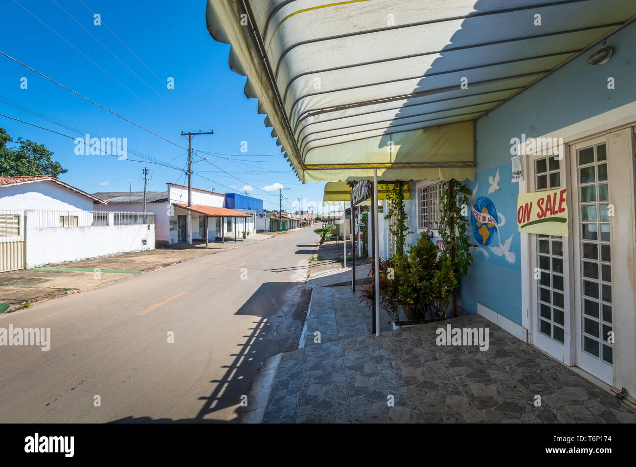 Abadiania, Goias, Brasilien - 30. März 2019: Casa de Dom Inácio de Loyola, Abadiania, Goias, Brasilien Meditation im Freien statt und die leeren Straßen der Stadt Stockfoto