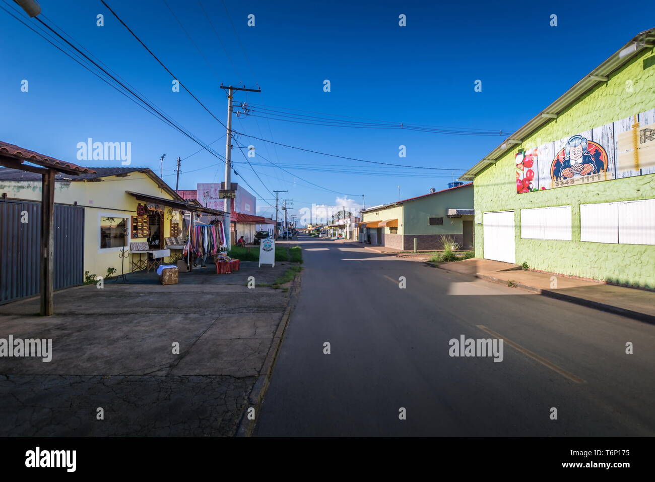Abadiania, Goias, Brasilien - 30. März 2019: Casa de Dom Inácio de Loyola, Abadiania, Goias, Brasilien Meditation im Freien statt und die leeren Straßen der Stadt Stockfoto