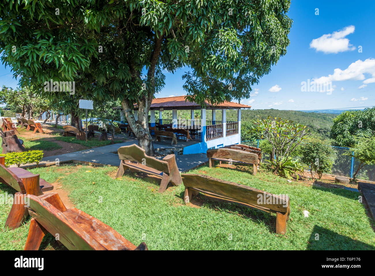 Abadiania, Goias, Brasilien - 30. März 2019: Casa de Dom Inácio de Loyola, Abadiania, Goias, Brasilien Meditation im Freien statt und die leeren Straßen der Stadt Stockfoto