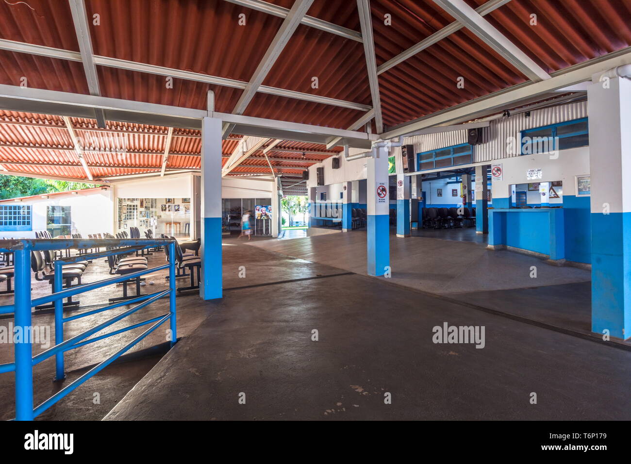 Abadiania, Goias, Brasilien - 30. März 2019: Casa de Dom Inácio de Loyola, Abadiania, Goias, Brasilien Meditation im Freien statt und die leeren Straßen der Stadt Stockfoto