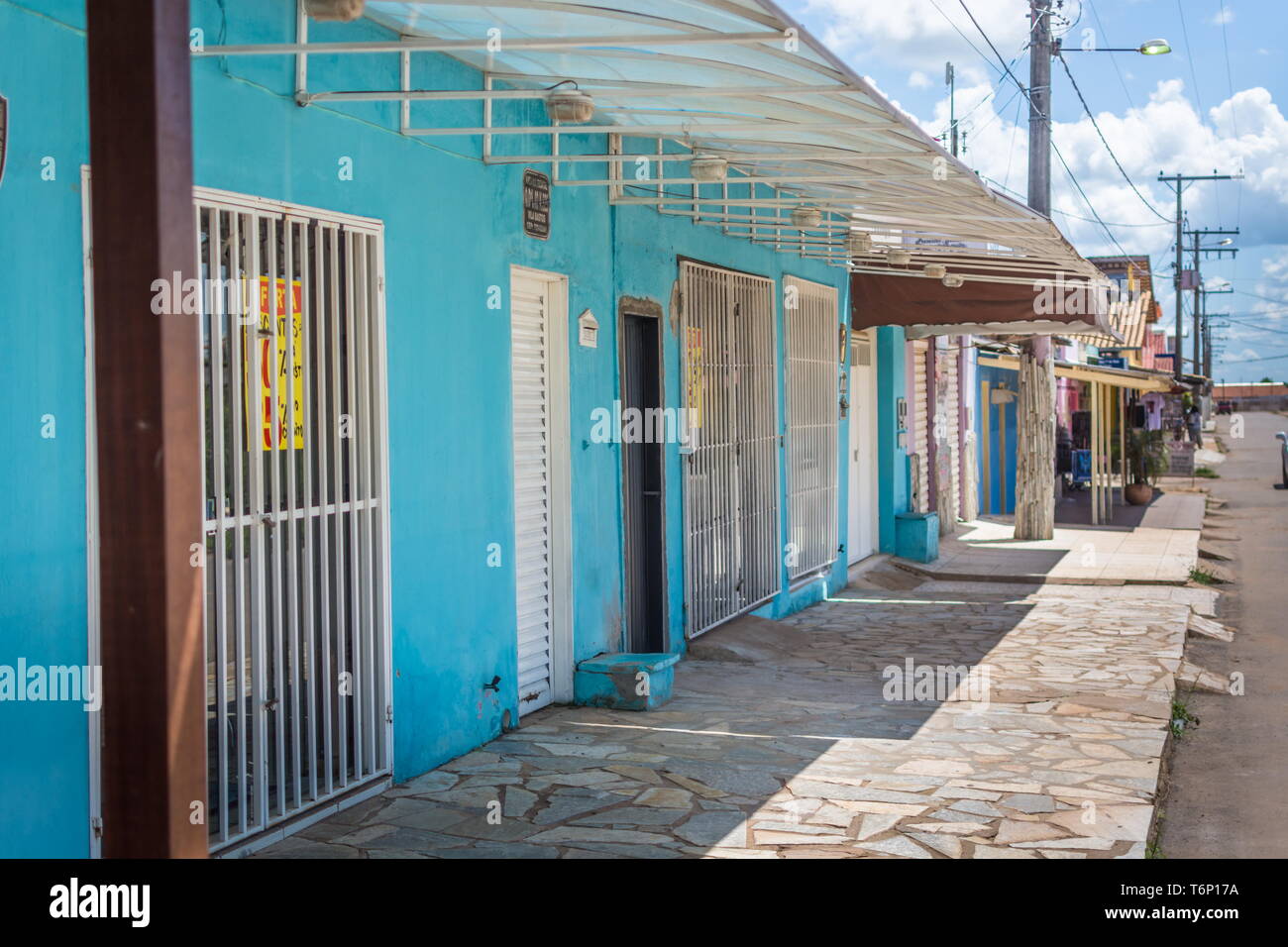 Abadiania, Goias, Brasilien - 30. März 2019: Casa de Dom Inácio de Loyola, Abadiania, Goias, Brasilien Meditation im Freien statt und die leeren Straßen der Stadt Stockfoto