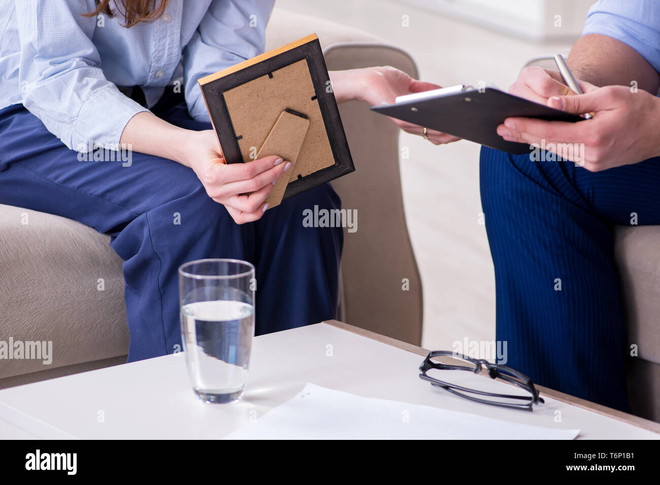 Junge Frau, die in der männlichen Psychologe für Unreciprocated Liebe Stockfoto