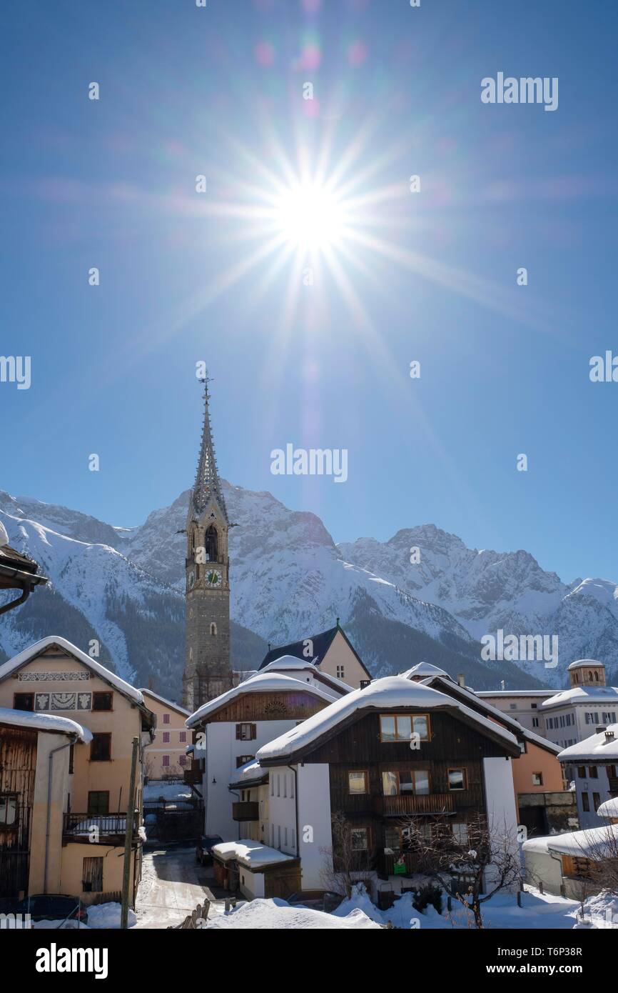Bergdorf geschickt, mit Blick auf das Dorf im Winter, Unterengadin, Graubünden, Schweiz Stockfoto