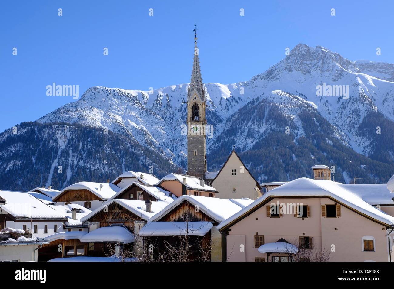 Bergdorf geschickt, mit Blick auf das Dorf im Winter, Unterengadin, Graubünden, Schweiz Stockfoto