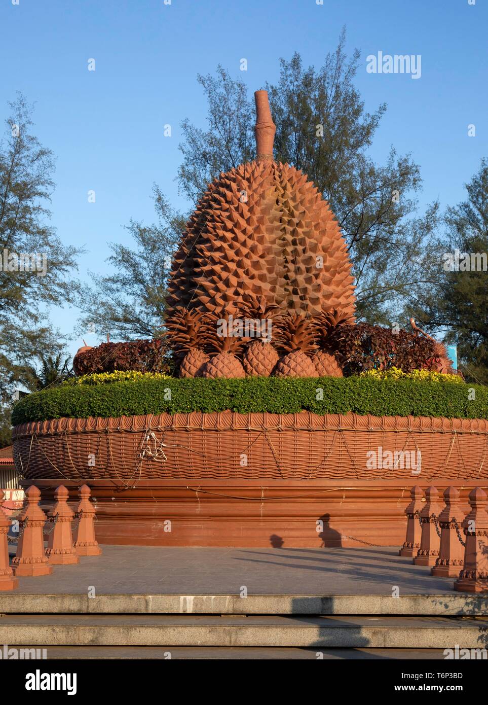 Durian Denkmal, riesige Statue einer Durian Frucht, Kampot, Kambodscha Stockfoto