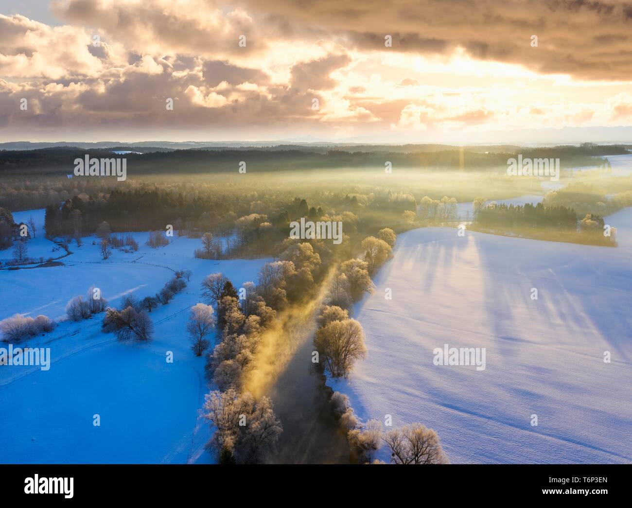 Loisach im Winter, Bäume mit Raureif bei Sonnenaufgang, Eurasburg, Tölzer Land, Drone, Oberbayern, Bayern, Deutschland Stockfoto