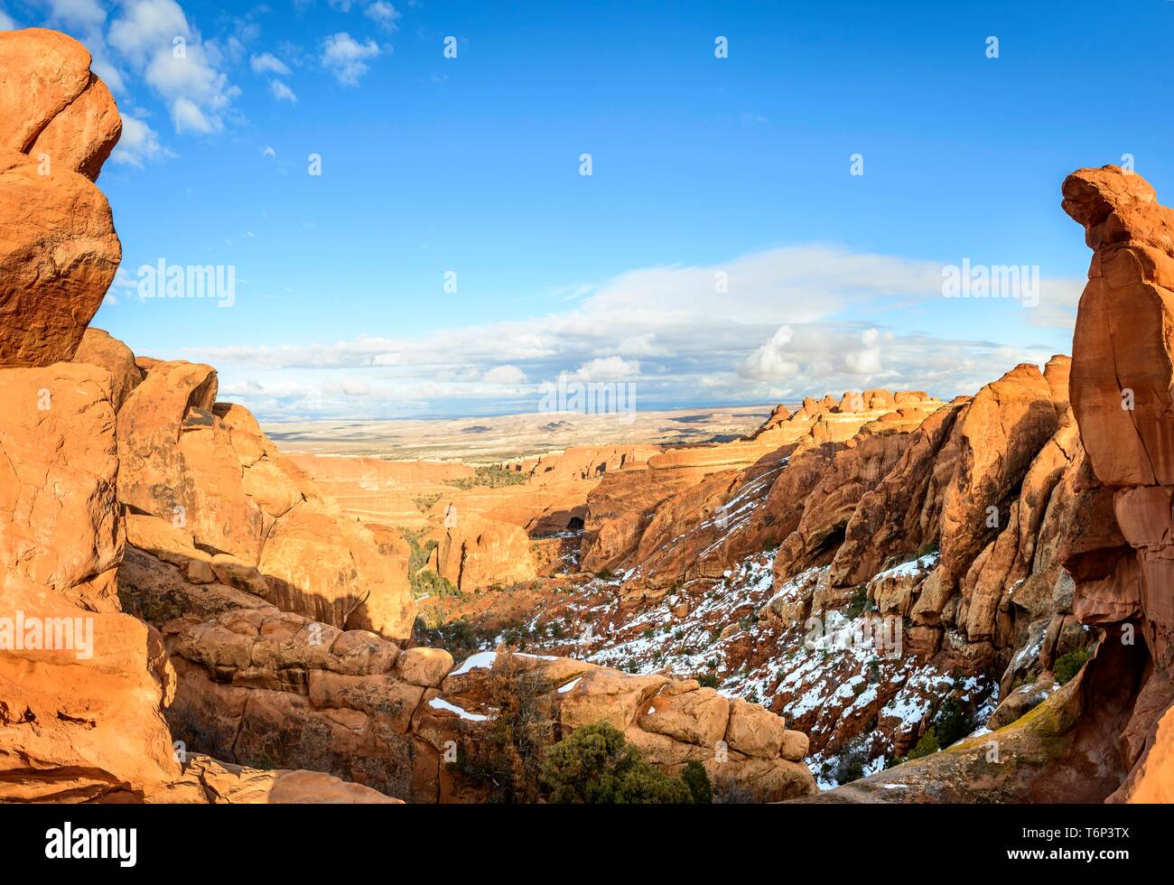 Blick vom Schwarzen Arch übersehen, Aussichtspunkt, Sandstein Klippen im Winter, Devil's Garden Trail, Arches National Park, Utah, USA Stockfoto