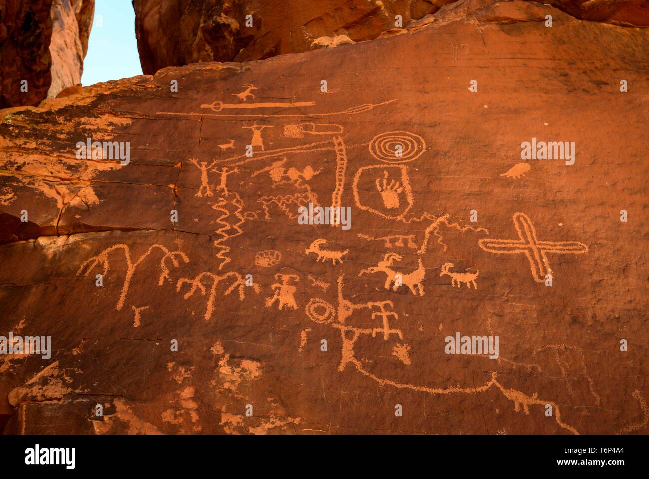 Indianische Felszeichnungen der Anasazi, Atlatl Rock Valley of Fire State Park, Nevada, USA Stockfoto