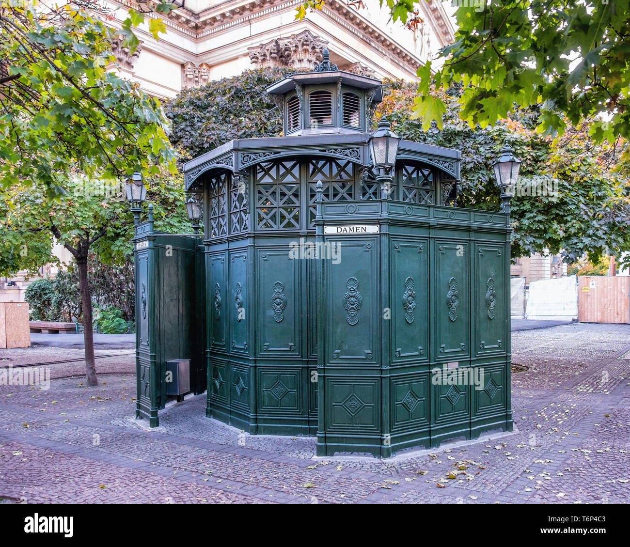 Historische wc - Café Achteck Octotagonal Gusseisen Wc mit Belüftung Dach am Gendarmenmarkt, Berlin.. Café Achteck ist ein humorvoller Begriff für Loo Stockfoto