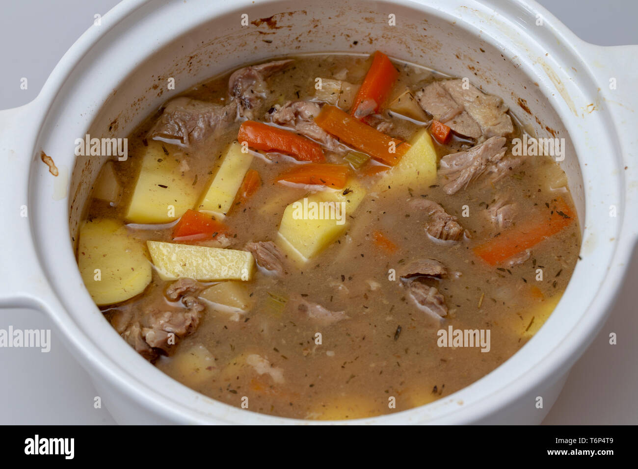 Türkei Oberschenkel in einer Kasserolle mit vegertables und provenzalischen Kräutern fertig auf dem Tisch. (Das Fleisch schneiden, nach SCHMOREN). Stockfoto