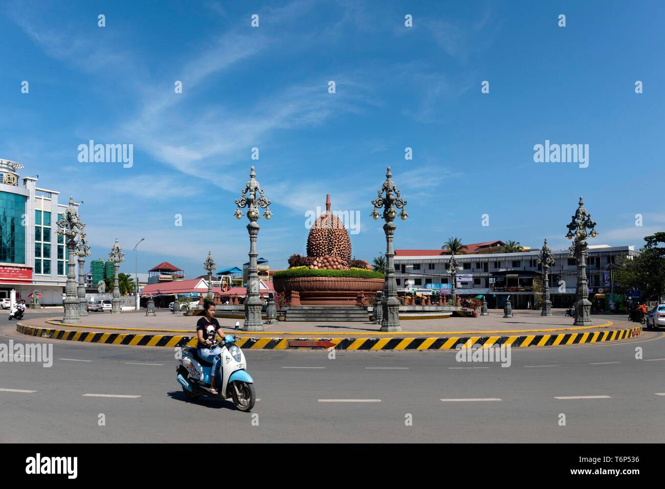 Durian Denkmal, Kreisverkehr mit riesigen Statue eines Durian Frucht, Kampot, Kambodscha Stockfoto