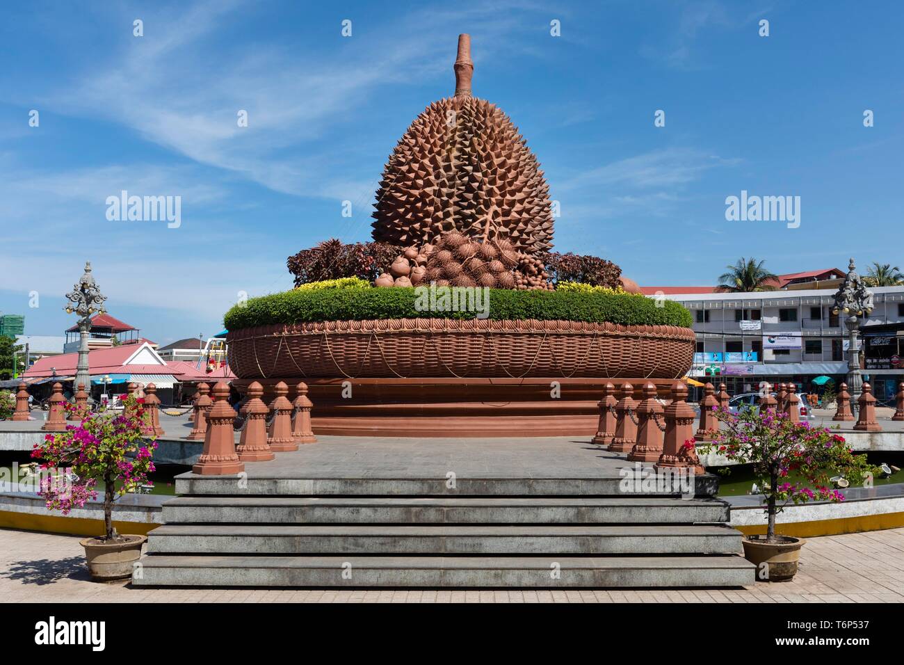 Durian Denkmal, Kreisverkehr mit riesigen Statue eines Durian Frucht, Kampot, Kambodscha Stockfoto