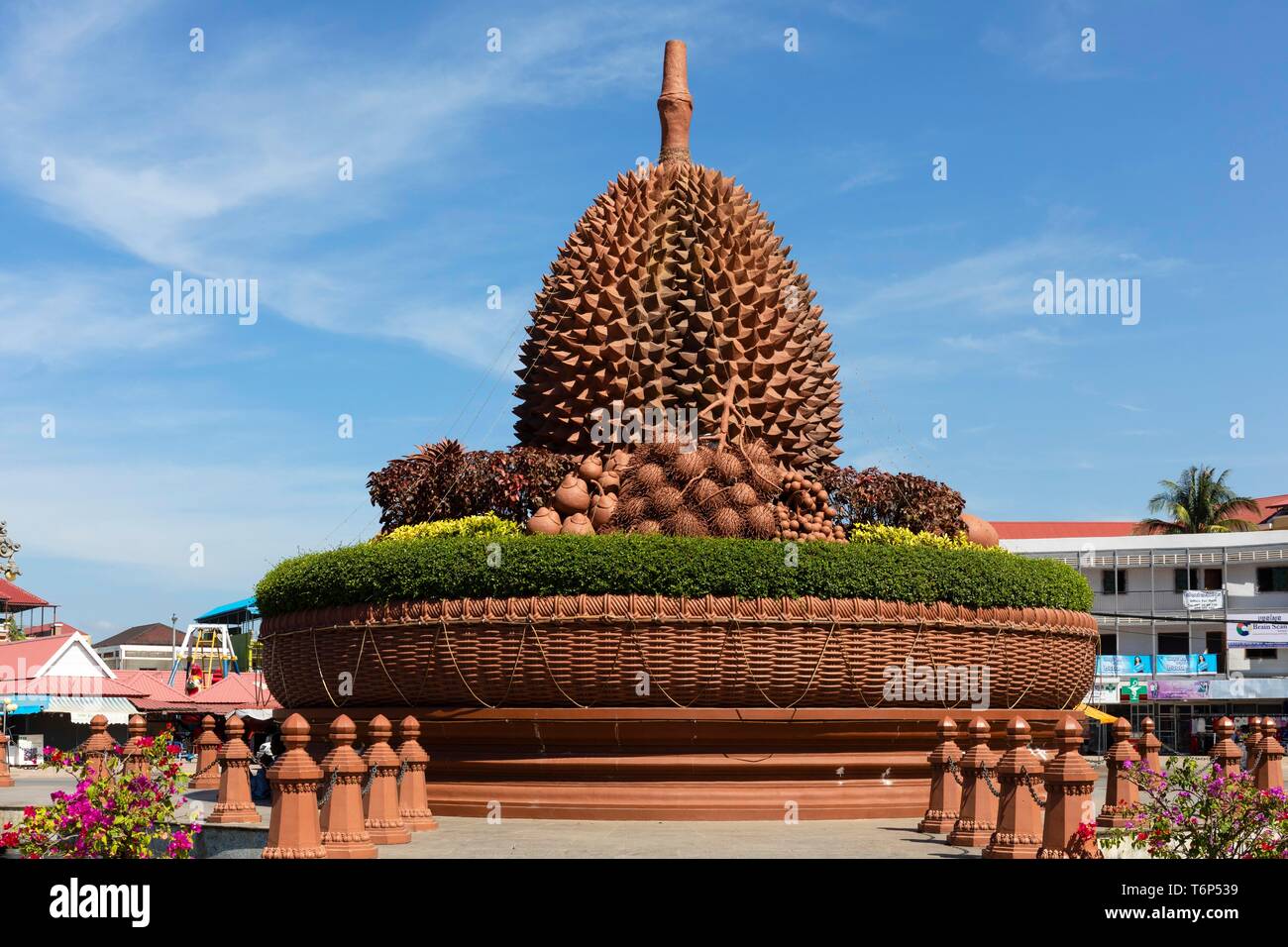 Durian Denkmal, Kreisverkehr mit riesigen Statue eines Durian Frucht, Kampot, Kambodscha Stockfoto