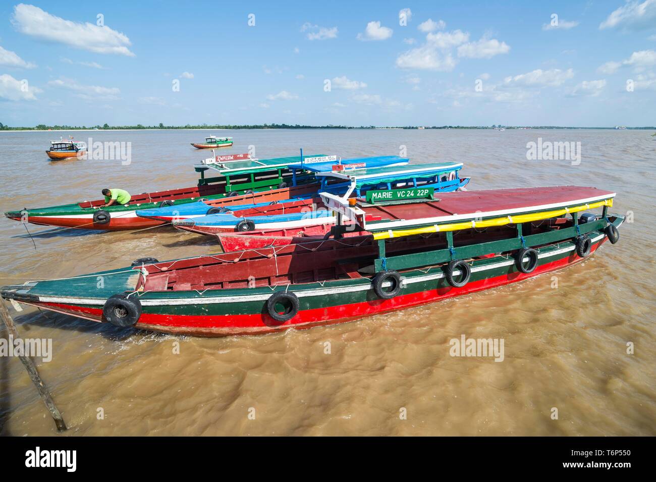 Bunte Boote auf dem Fluss Suriname Paramaribo, Suriname Stockfoto