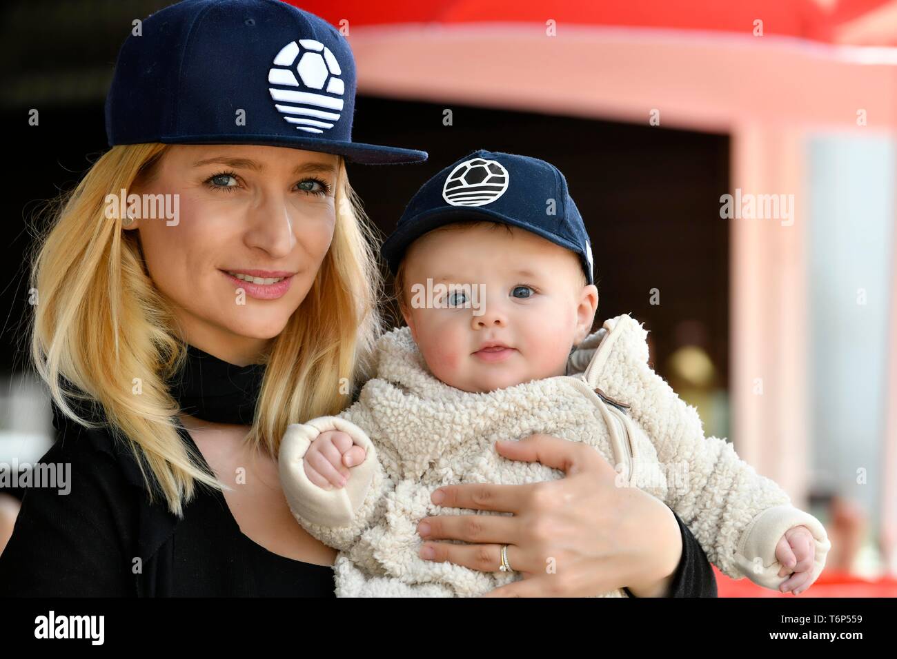 Mutter und Baby, 5 Monate, mit der gleichen Caps, Baden-Württemberg, Deutschland Stockfoto