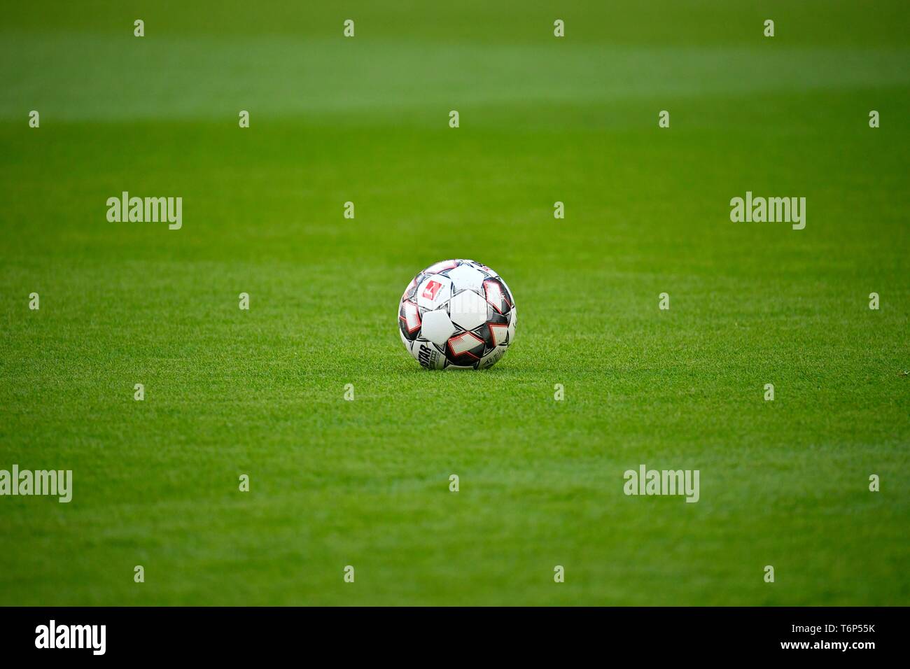 Bundesliga Spielball adidas Derbystar auf Gras liegt, Allianz Arena, München, Bayern, Deutschland Stockfoto