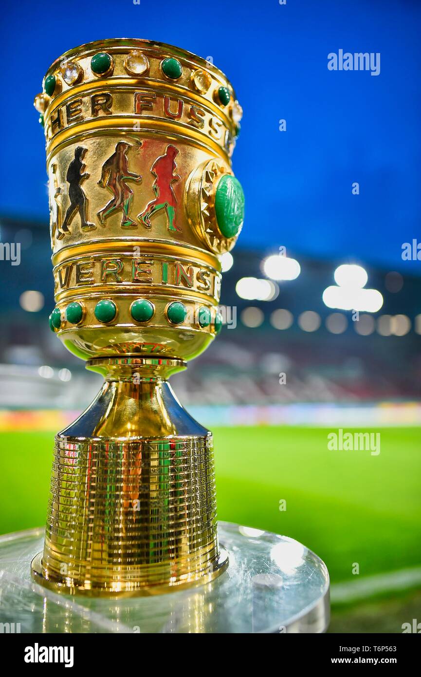 DFB-Pokal auf dem Podium, Trophäe, Blaue Stunde, WWK Arena, Augsburg, Bayern, Deutschland Stockfoto