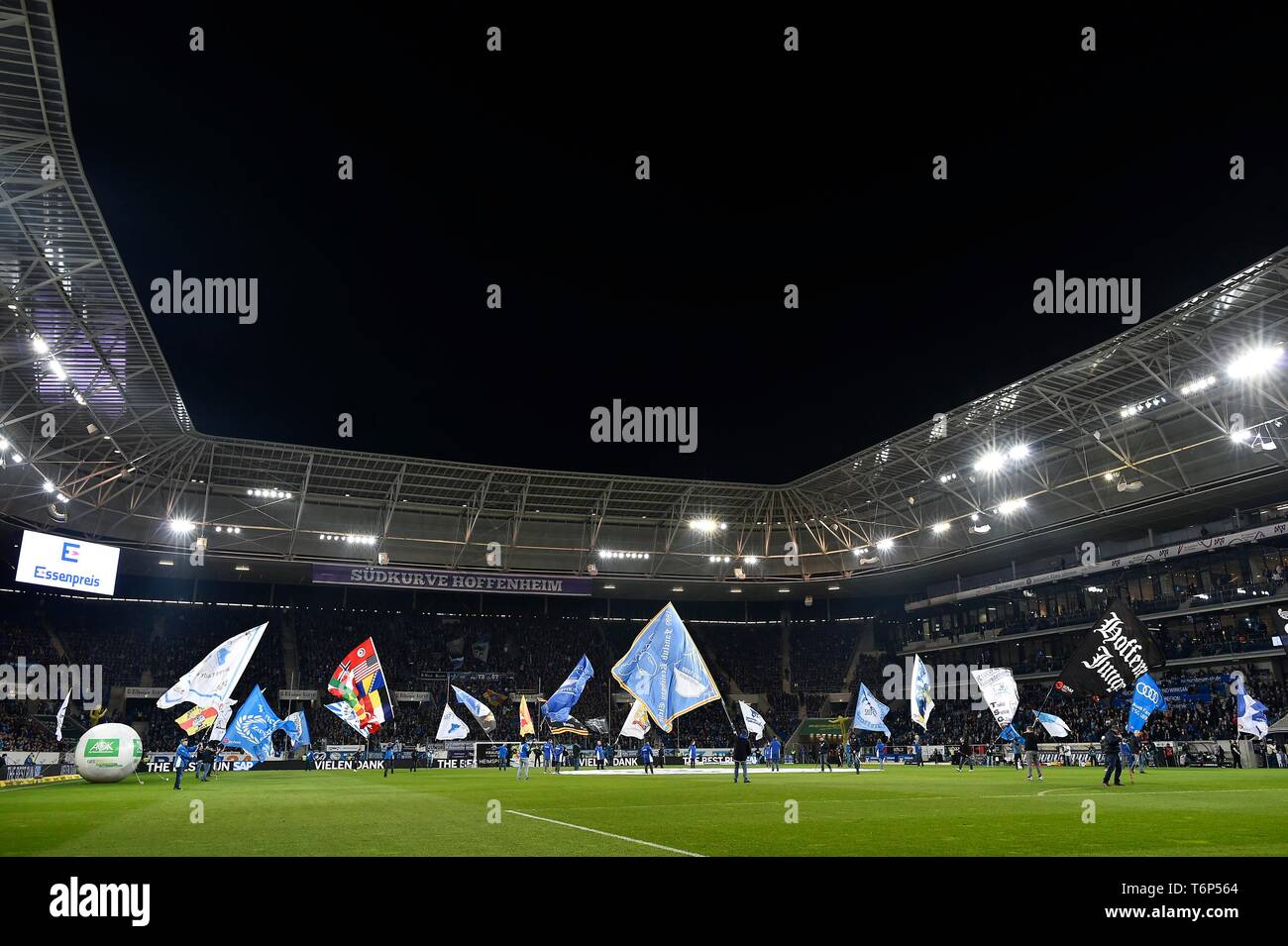 Fahnenschwinger im Stadion vor dem Start von einem Fußballspiel der 1. Bundesliga, PreZero-Arena, Sinsheim, Bayern, Deutschland Stockfoto