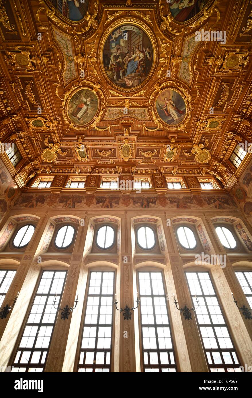 Goldenen Saal, hohen Fenstern und Kassette Decke, Halle der späten Renaissance, City Hall, Augsburg, Bayern, Deutschland Stockfoto