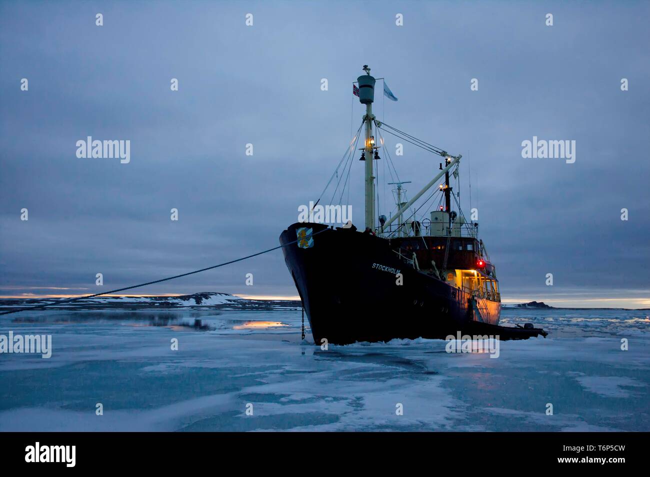 Forschungsschiff Verankerung in brash Eis, Norwegen, Arktis Stockfoto