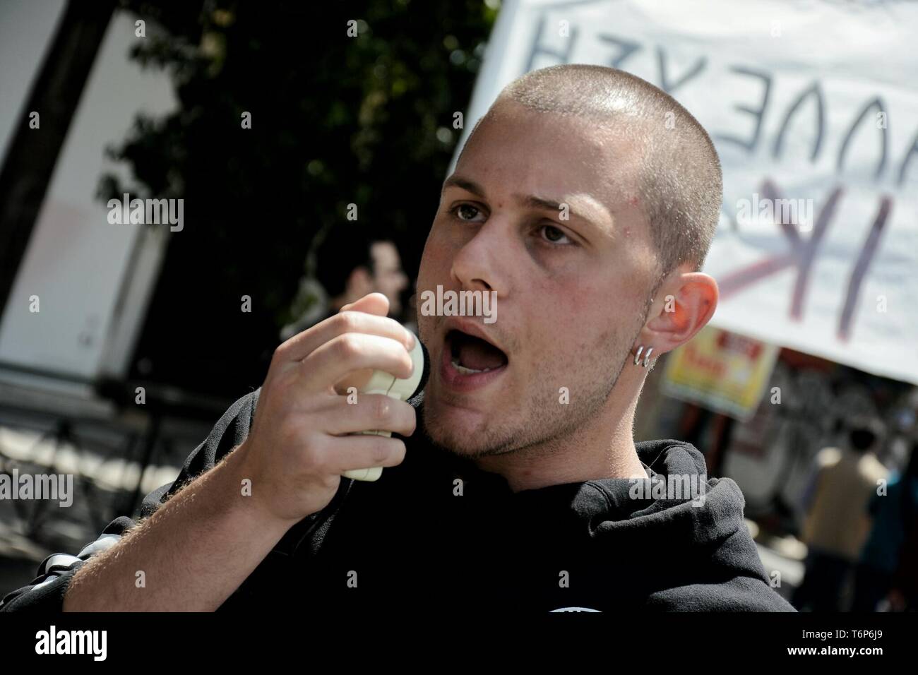 Ein Demonstrator gesehen riefen Slogans während des Protestes Kennzeichnung Mayday in Athen. Die Demonstranten fordern Besseres Gehalt und die Rechte der Arbeiter. Stockfoto