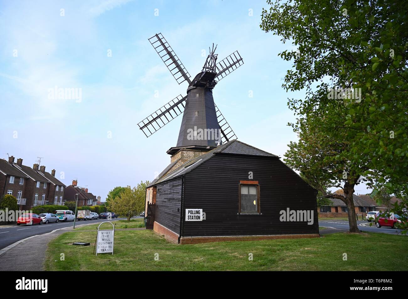 Brighton UK zum 2. Mai 2019 - West Blatchington Windmühle als Wahllokal für die Hove Wahlkreis Hangleton & Knoll Ward in Brighton und Hove heute verwendet. Foto: Simon Dack/Alamy leben Nachrichten Stockfoto