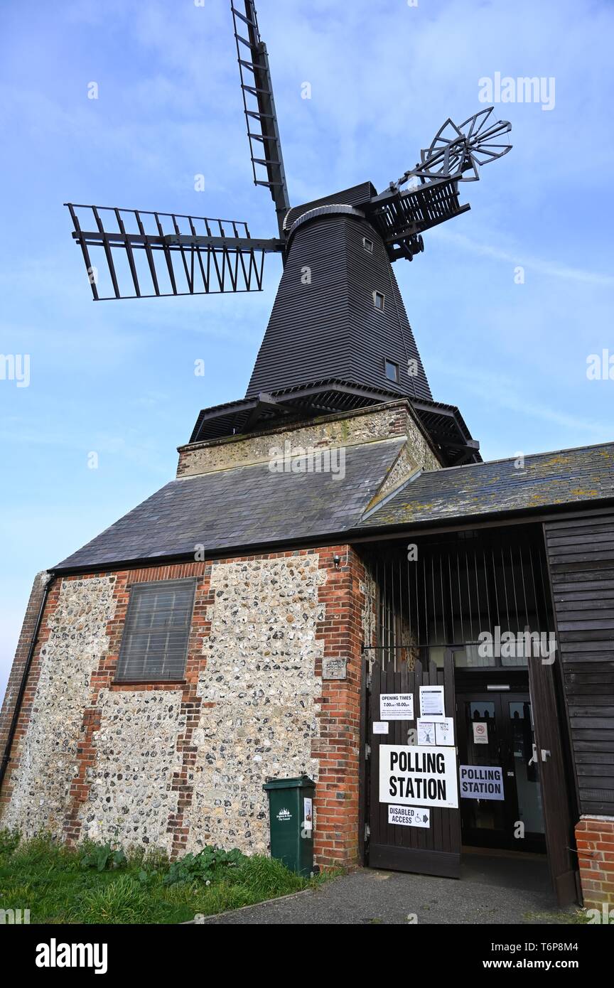 Brighton UK zum 2. Mai 2019 - West Blatchington Windmühle als Wahllokal für die Hove Wahlkreis Hangleton & Knoll Ward in Brighton und Hove heute verwendet. Foto: Simon Dack/Alamy leben Nachrichten Stockfoto