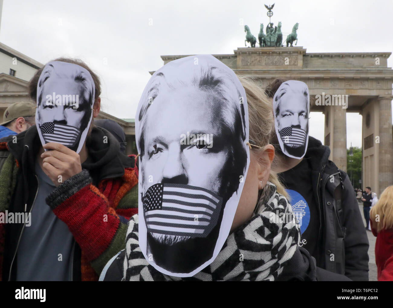 Berlin, Deutschland. 02 Mai, 2019. Menschen mit Papier Masken vor dem Brandenburger Tor nehmen Sie teil an einer Protestdemonstration der Demokratie in Europa (Tag 25) "Wir sind alle Julian Assange' gegen die Auslieferung der Gründer von WikiLeaks in die USA. Quelle: Wolfgang Kumm/dpa/Alamy leben Nachrichten Stockfoto