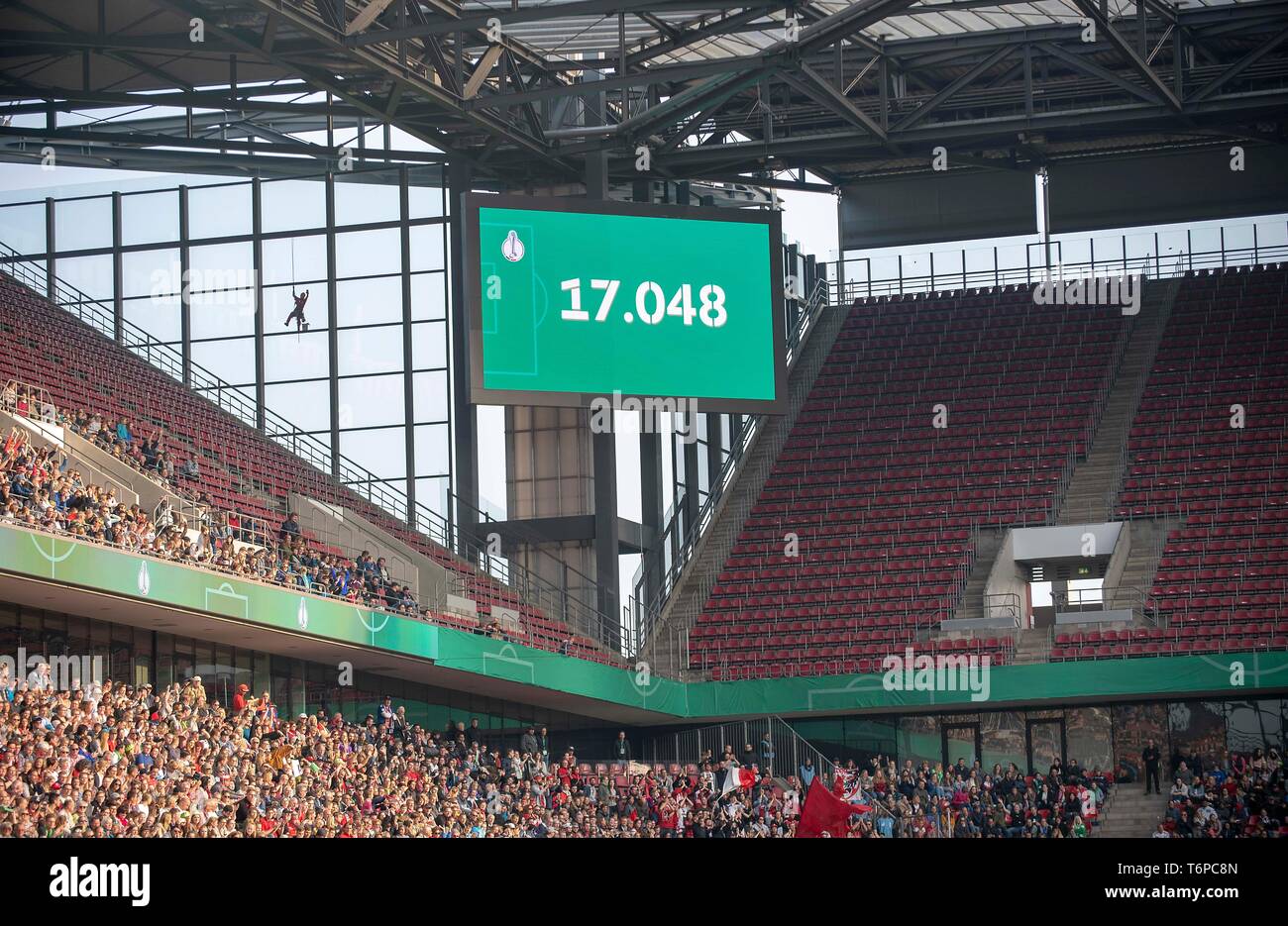 Anzeiger mit Publikum, Zuschauer, Final 2019 Fußball DFB-Pokal der Frauen,  VfL Wolfsburg (WOB) - SC Freiburg (FR) 1:0, am 01/05/2019 in  Köln/Deutschland. | Verwendung weltweit Stockfotografie - Alamy