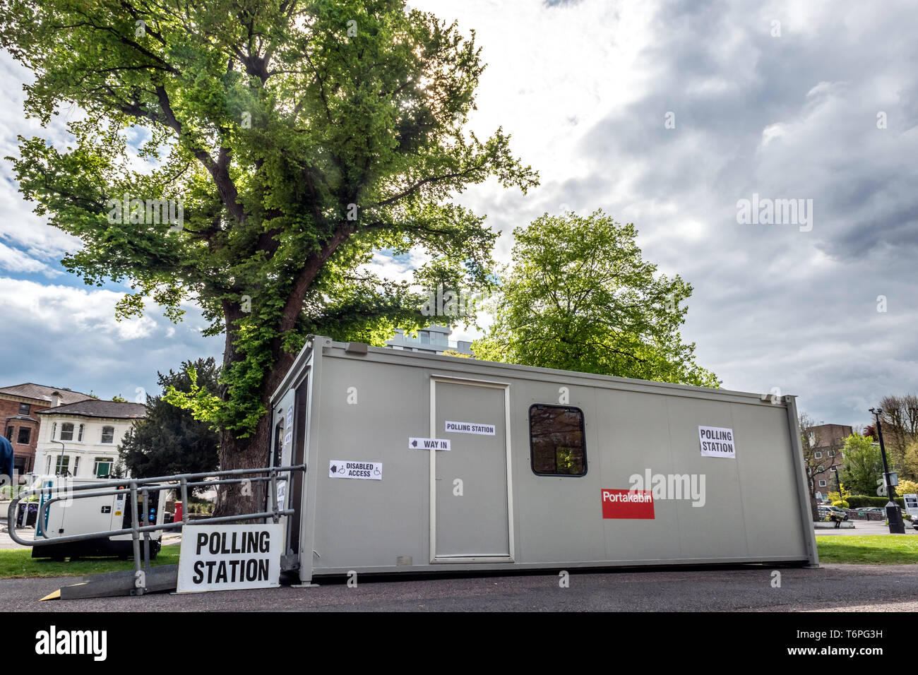 Hove, Großbritannien. Mai 2019. Ungewöhnliche Wahllokale in der Stadt Brighton und Hove's Ratswahlen heute verwendet: A kabin in Preston Park Credit: Andrew Hasson/Alamy Live News Stockfoto