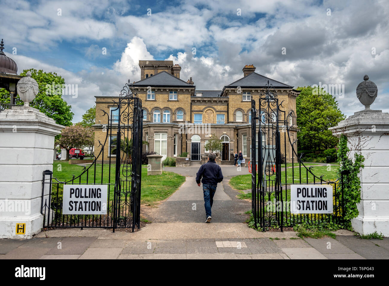 Hove, Großbritannien. 2. Mai 2019. Ungewöhnliche Wahllokale in der Stadt Brighton und Hove Rat Wahlen verwendet heute: Hove Museum Credit: Andrew Hasson/Alamy leben Nachrichten Stockfoto