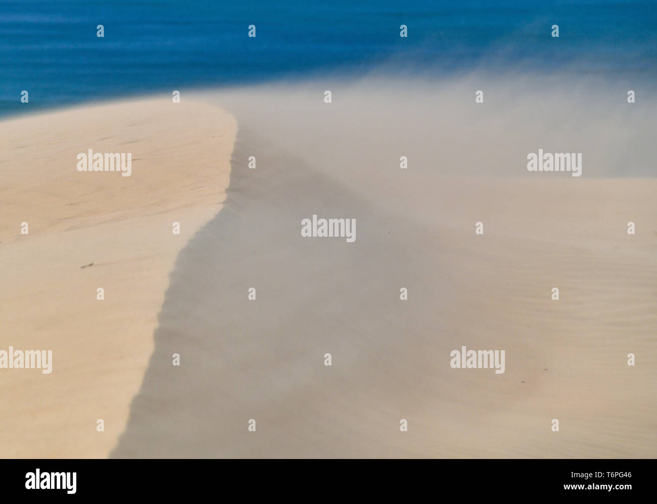 23. April 2019, Dänemark, Lönstrup: Wind weht Sand über die Düne Rubjerg Knude in der Gemeinde von hjörring Rubjerg (Gemeinde) in der Nähe des bekannten Ferienortes lönstrup an der Westküste des Landes. Eine riesige, bereits bis zu 100 Meter hohe Düne bewegt sich rund um den Leuchtturm Rubjerg Knude (knude Für abgerundete Elevation) in Nordjütland und allmählich Überschreitungen es gebaut hat. Foto: Patrick Pleul/dpa-Zentralbild/ZB Stockfoto